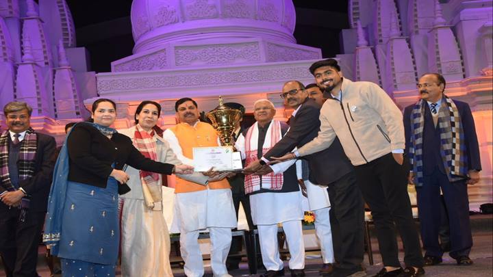 कुटीर एवं ग्रामोद्योग विभाग की झांकी को मिला द्वितीय पुरस्कार